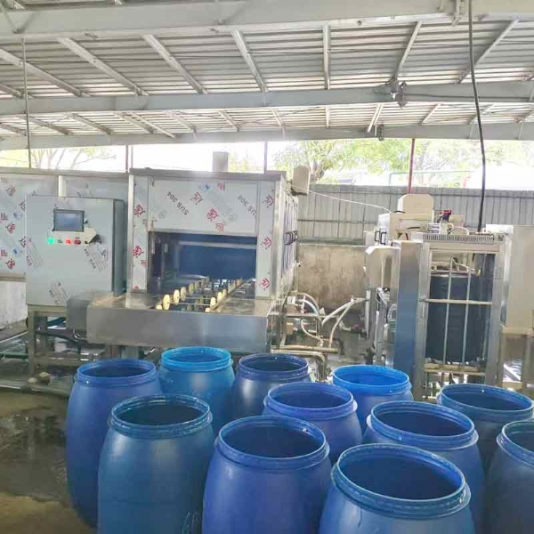 廣東德美精細化工集團股份有限公司隧道式洗桶機，桶蓋清洗機使用現場